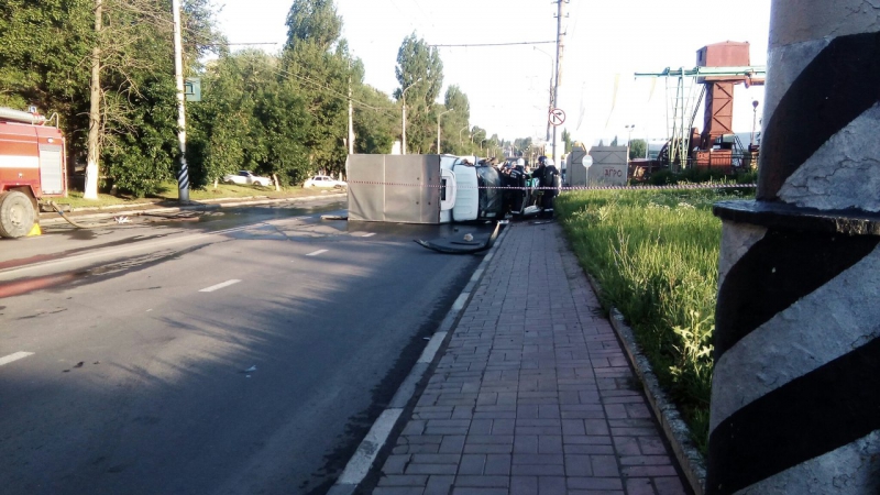 На Московском шоссе перевернулась «ГАЗель». Пострадали 2 человека