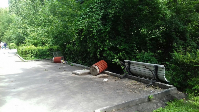 В сквере 1905 года вернули на место раскиданные вандалами лавочки и урны