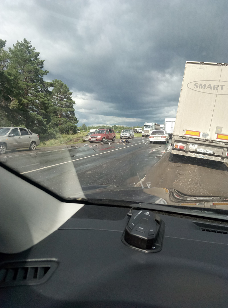 Под Вольском пьяный угонщик устроил массовое ДТП и погиб