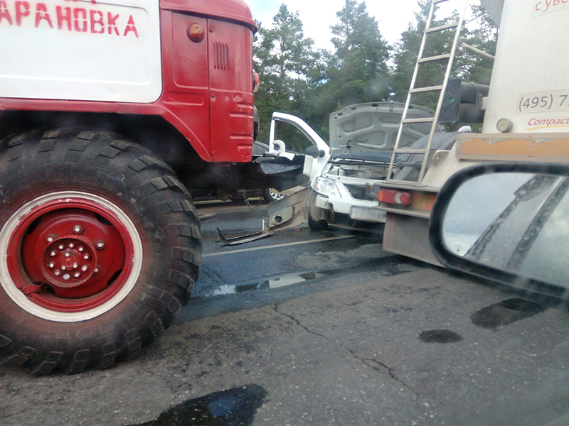 Под Вольском пьяный угонщик устроил массовое ДТП и погиб