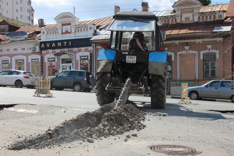 Асфальт на Радищева провалился из-за прорыва пожарного гидранта