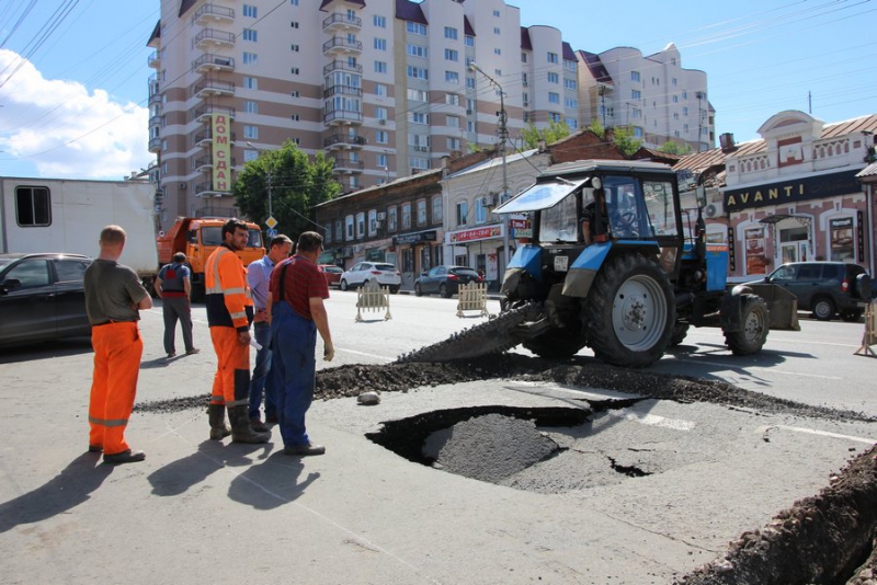 Асфальт на Радищева провалился из-за прорыва пожарного гидранта