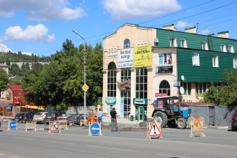 Асфальт на Радищева провалился из-за прорыва пожарного гидранта