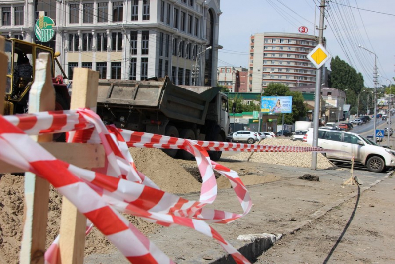 Рабочие начали расчищать второй провал на Радищева