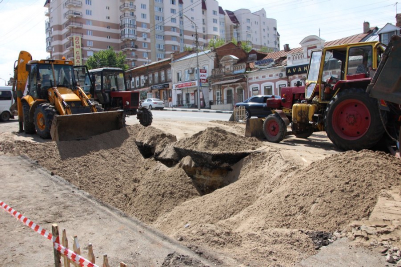 Рабочие начали расчищать второй провал на Радищева