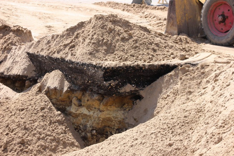 Рабочие начали расчищать второй провал на Радищева