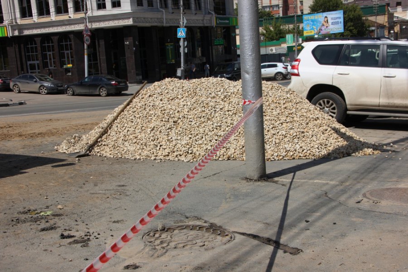 Рабочие начали расчищать второй провал на Радищева