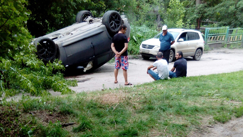 В Саратове перевернулся «БМВ Х6» под управлением автоледи