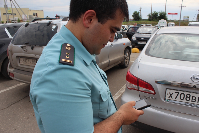 Возле «Ленты» у должников арестовали «Сузуки», «Джилли» и «ВАЗ»