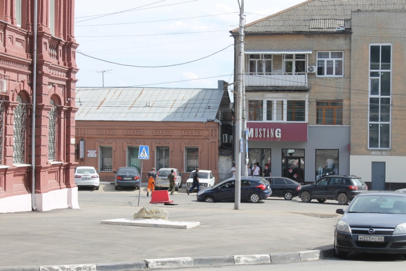 В центре Саратова под землю провалился «Форд»