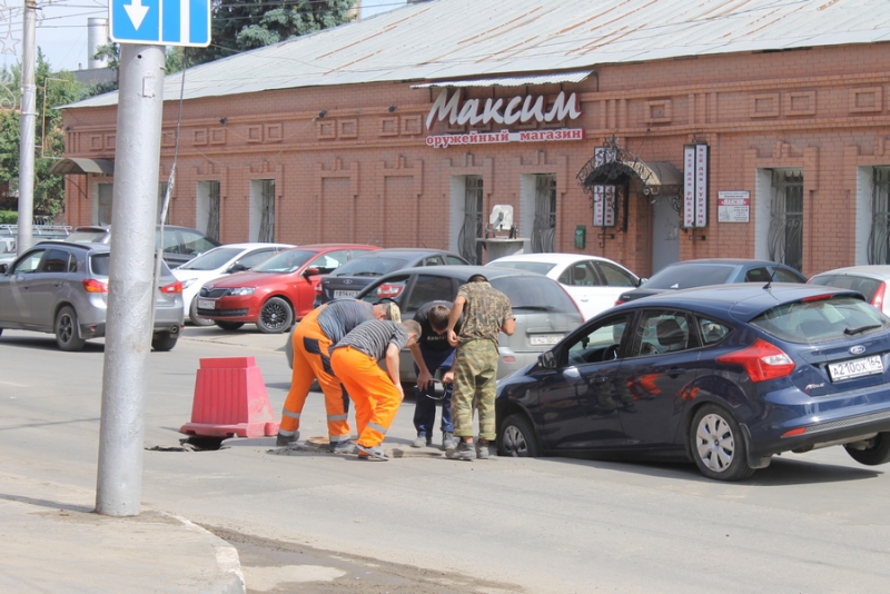 В центре Саратова под землю провалился «Форд»
