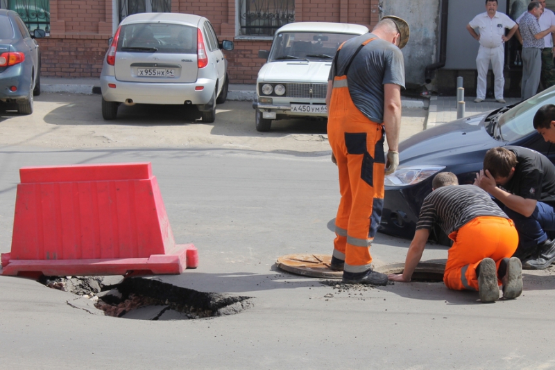 В центре Саратова под землю провалился «Форд»