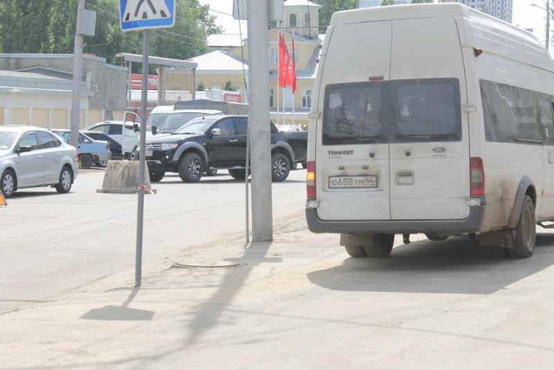 В центре Саратова под землю провалился «Форд»