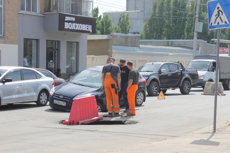 В центре Саратова под землю провалился «Форд»