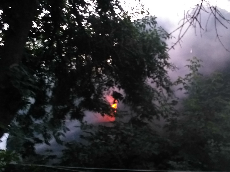 В центре Саратова полыхал деревянный дом