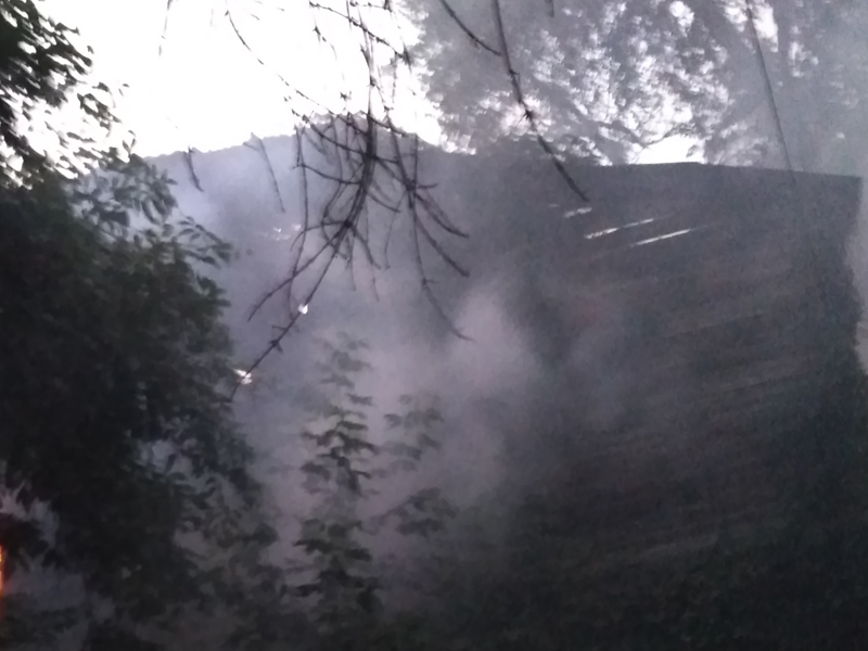 В центре Саратова полыхал деревянный дом