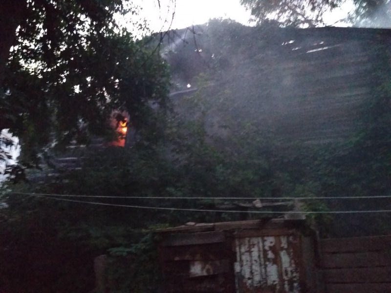 В центре Саратова полыхал деревянный дом