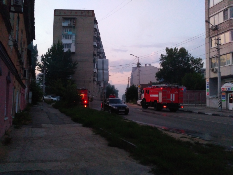 В центре Саратова полыхал деревянный дом