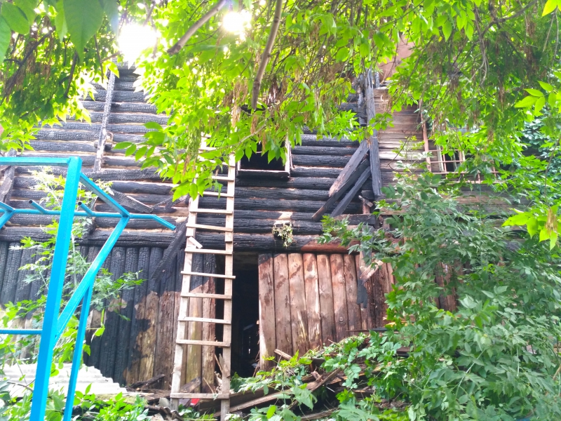 В центре Саратова полыхал деревянный дом