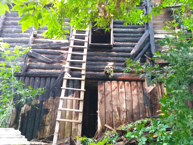 В центре Саратова полыхал деревянный дом