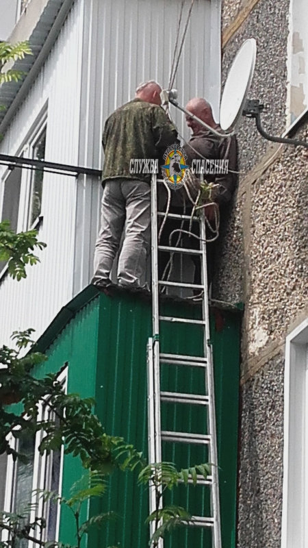 В Пугачеве на козырьке балкона застрял мужчина