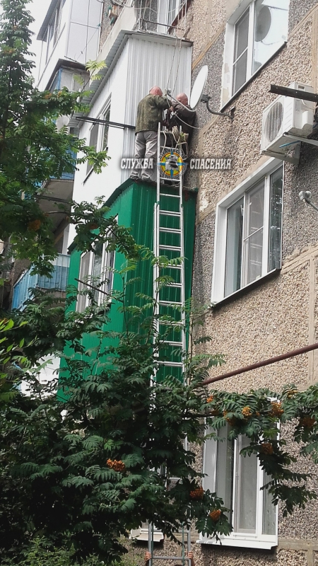 В Пугачеве на козырьке балкона застрял мужчина