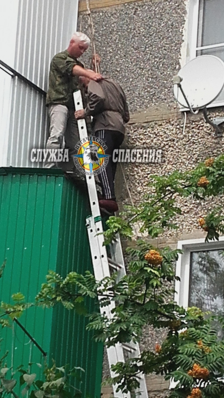 В Пугачеве на козырьке балкона застрял мужчина
