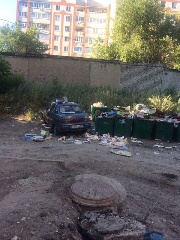 В Саратове женщина разбросала мусор на машины и танцевала перед возмущенными людьми