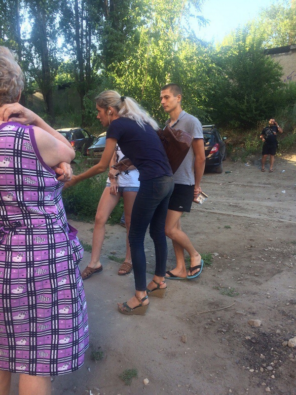 В Саратове женщина разбросала мусор на машины и танцевала перед возмущенными людьми