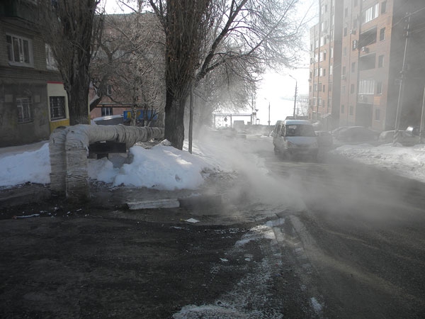 Из-за прорыва теплосетей на Малой Горной продолжается затопление соседних улиц