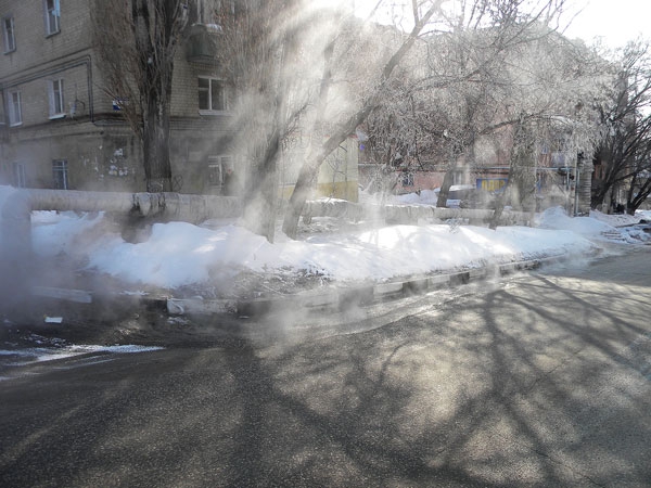 Из-за прорыва теплосетей на Малой Горной продолжается затопление соседних улиц