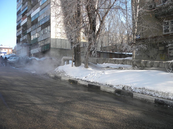 Из-за прорыва теплосетей на Малой Горной продолжается затопление соседних улиц