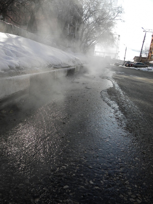 Из-за прорыва теплосетей на Малой Горной продолжается затопление соседних улиц