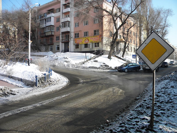 Из-за прорыва теплосетей на Малой Горной продолжается затопление соседних улиц