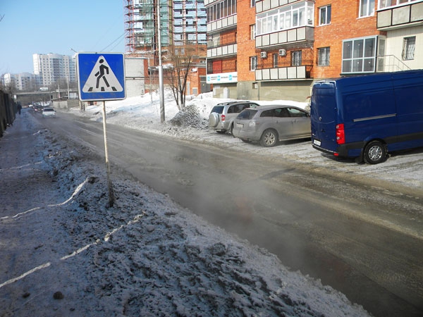 Из-за прорыва теплосетей на Малой Горной продолжается затопление соседних улиц