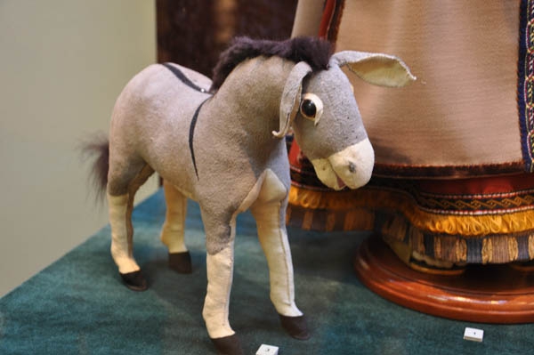 В музее краеведения выставили фарфорового Пушкина в натуральную величину