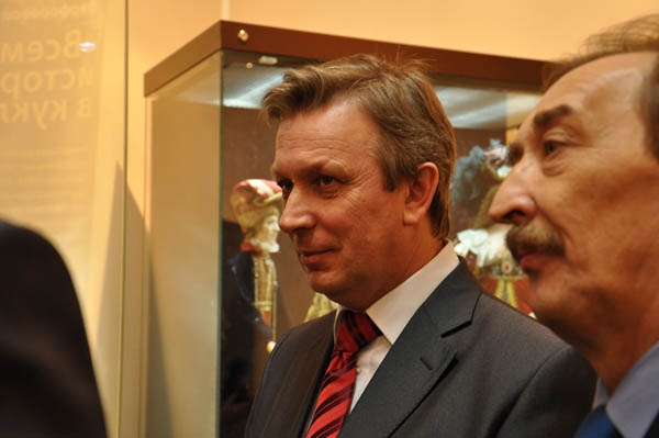 В музее краеведения выставили фарфорового Пушкина в натуральную величину