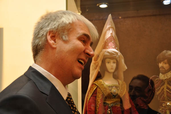 В музее краеведения выставили фарфорового Пушкина в натуральную величину