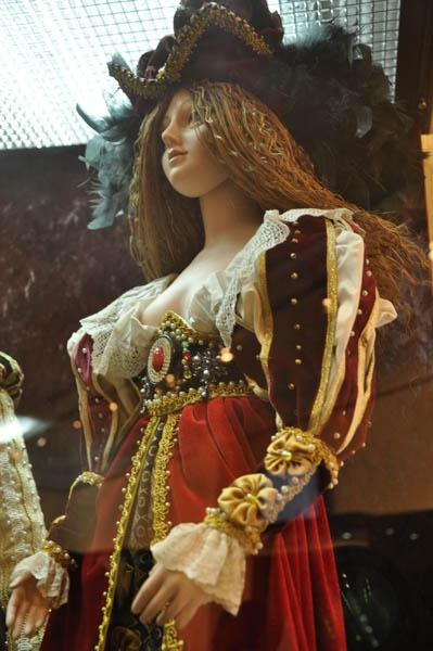 В музее краеведения выставили фарфорового Пушкина в натуральную величину