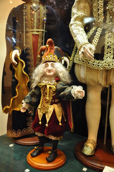 В музее краеведения выставили фарфорового Пушкина в натуральную величину