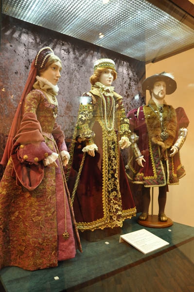 В музее краеведения выставили фарфорового Пушкина в натуральную величину