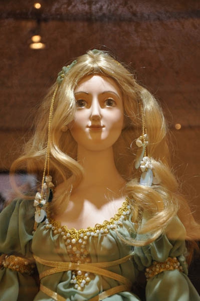 В музее краеведения выставили фарфорового Пушкина в натуральную величину