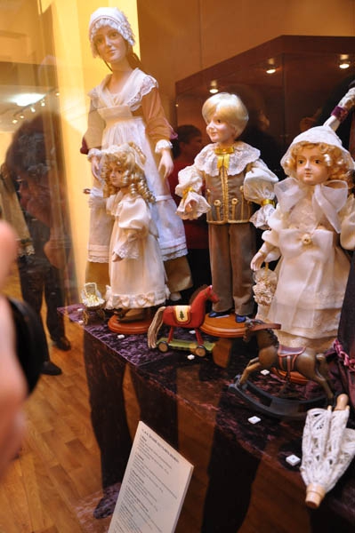 В музее краеведения выставили фарфорового Пушкина в натуральную величину