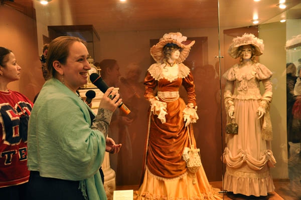 В музее краеведения выставили фарфорового Пушкина в натуральную величину