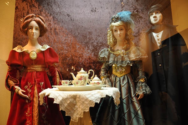 В музее краеведения выставили фарфорового Пушкина в натуральную величину