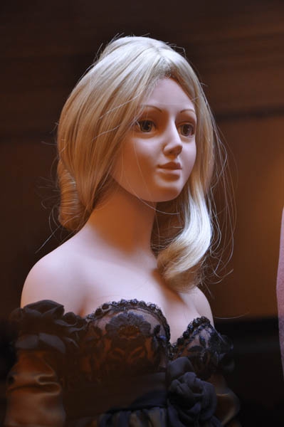 В музее краеведения выставили фарфорового Пушкина в натуральную величину