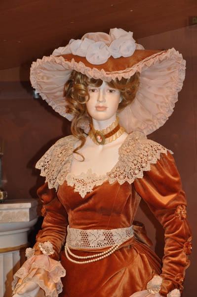 В музее краеведения выставили фарфорового Пушкина в натуральную величину