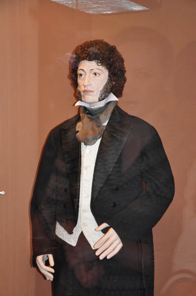 В музее краеведения выставили фарфорового Пушкина в натуральную величину