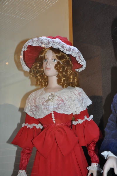 В музее краеведения выставили фарфорового Пушкина в натуральную величину