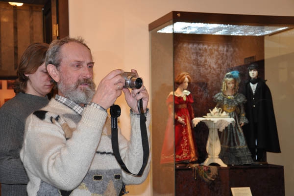 В музее краеведения выставили фарфорового Пушкина в натуральную величину